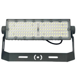 alt="Reflector Stadium Led 100W Idealux, potente y eficiente para iluminación deportiva de canchas de fútbol