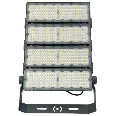 alt="Reflector LED Stadium 400W Idealux, potente y eficiente para iluminación deportiva de canchas de fútbol 5, 7 y otros espacios deportivos."