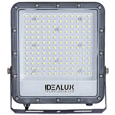 alt="Reflector LED Ecoled 100W Idealux, compacto y eficiente para iluminación de canchas de fútbol 5, pádel y tenis."