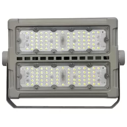 alt="Reflector LED Powerled 100W Idealux, potente y eficiente para iluminación deportiva de canchas de fútbol