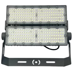 alt="Reflector LED Powerled 200W Idealux, potente y eficiente para iluminación deportiva de canchas de fútbol
