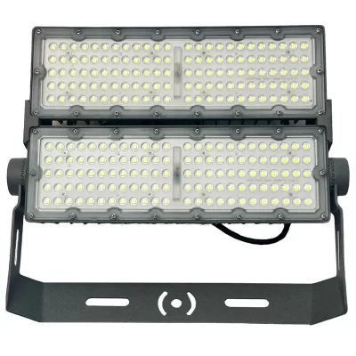 alt="Reflector LED Powerled 200W Idealux, potente y eficiente para iluminación deportiva de canchas de fútbol