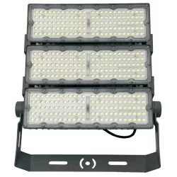 alt="Reflector LED Powerled 300W Idealux, potente y eficiente para iluminación deportiva de canchas de fútbol 5, 7 y otros espacios deportivos."